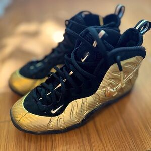 Air Nike Foamposite Pro Metallic Gold Size 6Y in Excellent Condition.